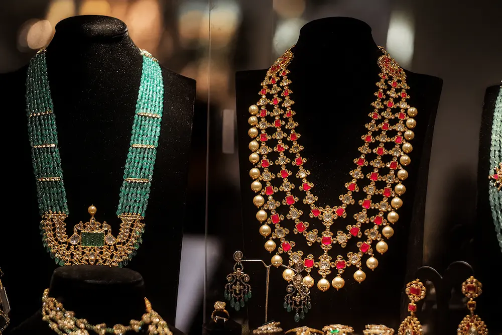 Luxury-gold-gemstone-necklaces
