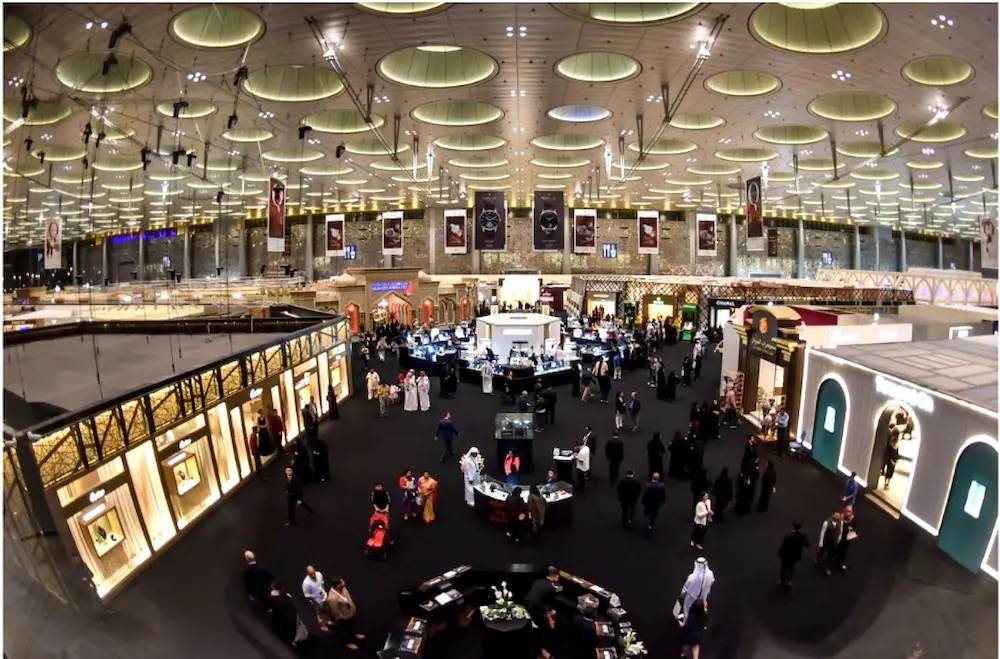 قاعة-معرض-مجوهرات-واسعة 